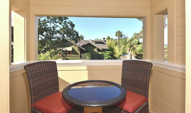 12 Finch Guest House Deluxe King Suite
