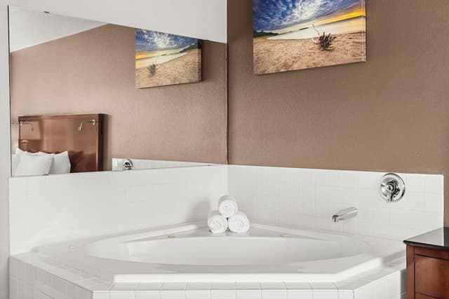 Suite, Jetted Tub