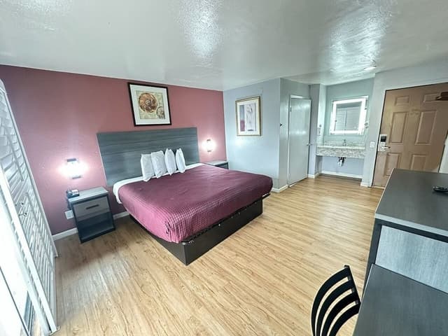 Standard Single Room, 1 King Bed, Accessible, Refrigerator & Microwave