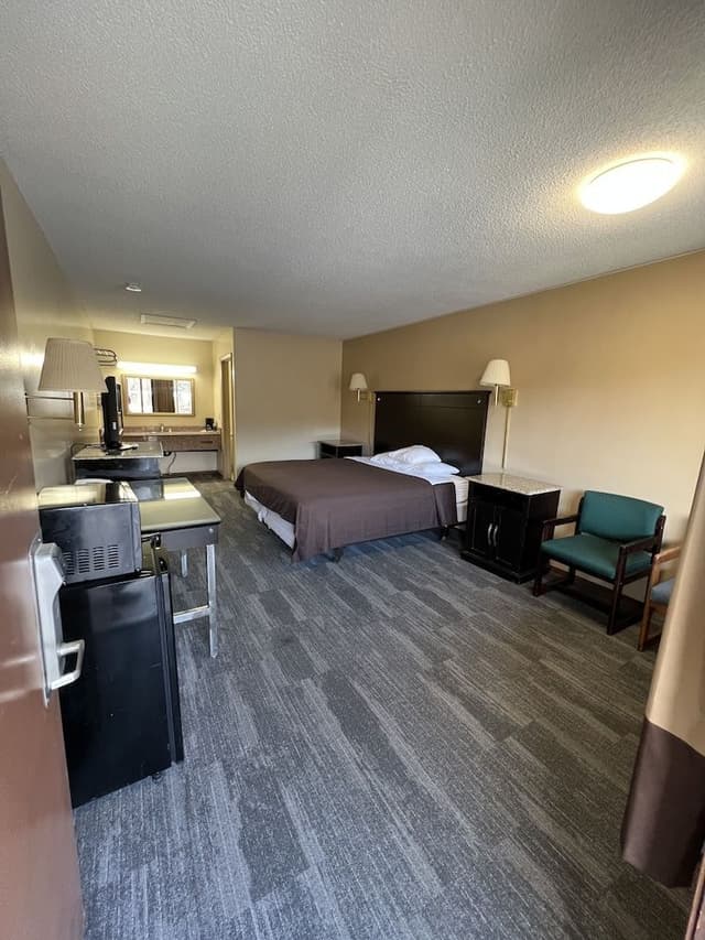 Room, 1 King Bed, Non Smoking, Refrigerator & Microwave