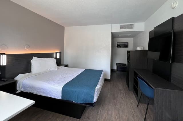 Standard Room, 1 Queen Bed, Non Smoking