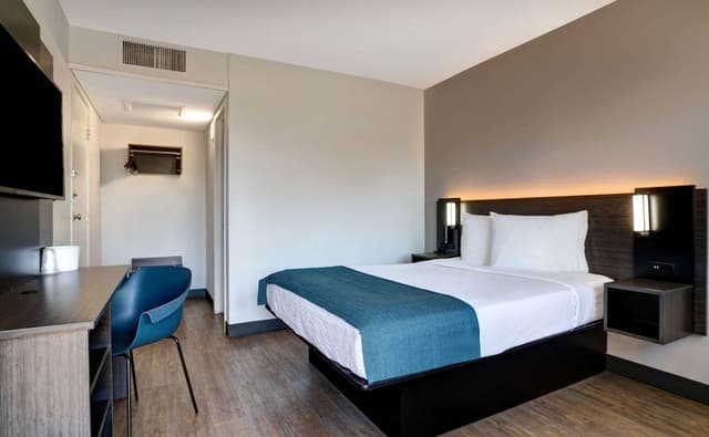Deluxe Room, 1 Queen Bed, Non Smoking, Refrigerator & Microwave