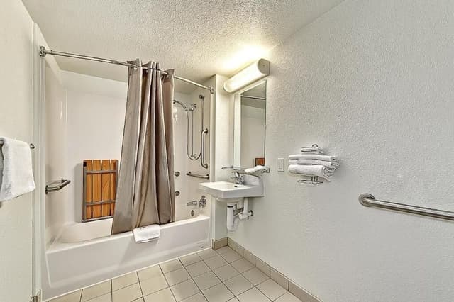 Standard Room, 1 Queen Bed, Accessible, Non Smoking