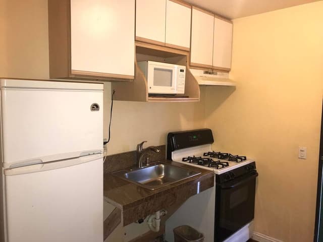 Standard Room, Kitchenette (3 Full beds)