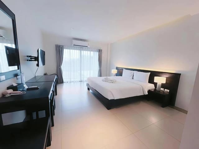 Deluxe Pool View King Bed