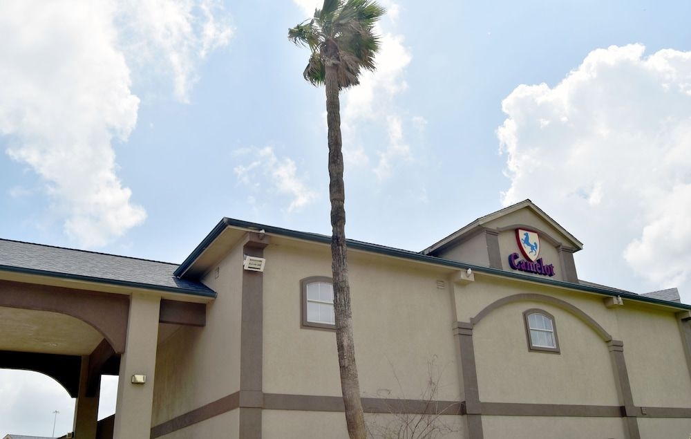 Camelot Inn & Suites Highway 290/NW Freeway1
