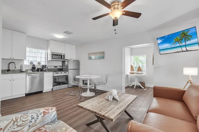 Condo, 1 Queen Bed with Sofa bed (The Bungalows #7)