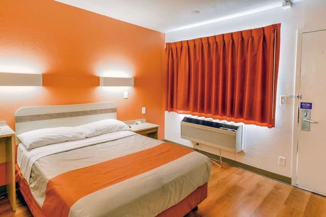 Standard Room, 1 Queen Bed, Accessible, Non Smoking