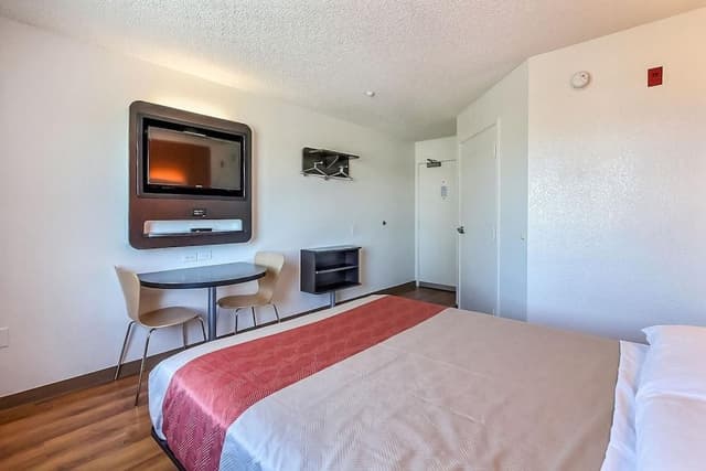 Standard Room, 1 Queen Bed, Accessible, Non Smoking