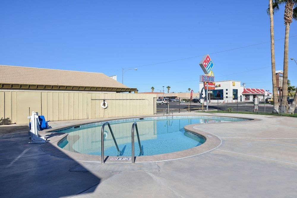 Crown Motel2