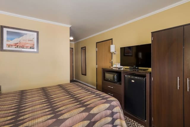 Standard Room, 1 Queen Bed, Accessible, Bathtub