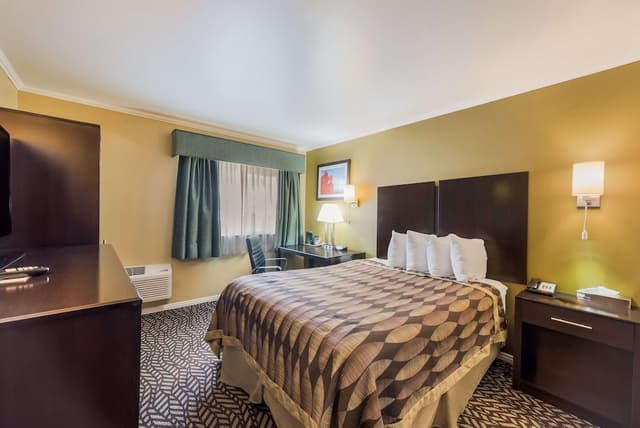 Standard Room, 1 Queen Bed, Accessible, Bathtub