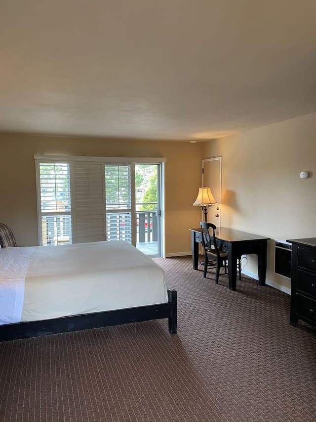 Deluxe Room, 1 King Bed, Balcony