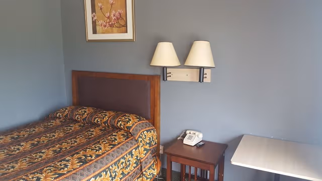 Standard Room, 1 Queen Bed, Non Smoking, Refrigerator & Microwave