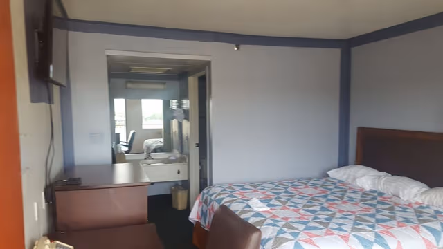 Standard Room, 1 Queen Bed, Non Smoking, Refrigerator & Microwave