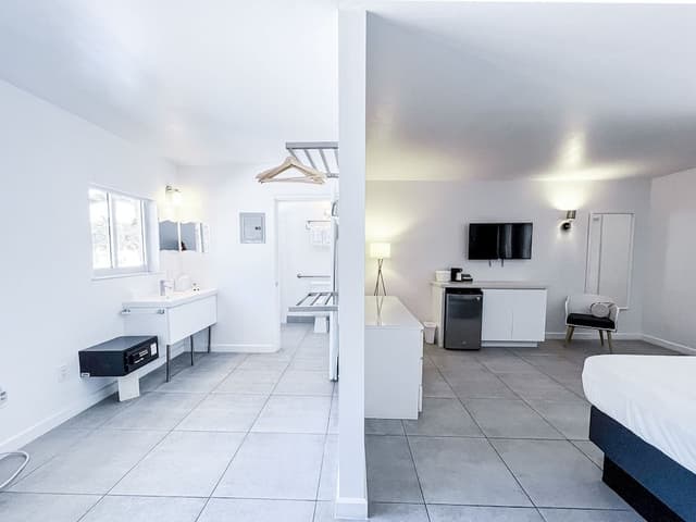 Studio, 1 King Bed, Accessible
