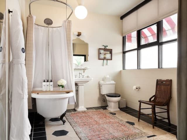 Superior Suite, 1 King Bed, Bathtub