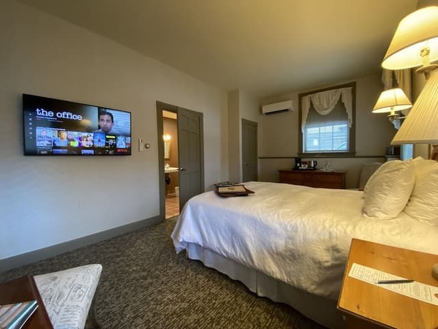 1 Queen Bed (Handicap Accessible)