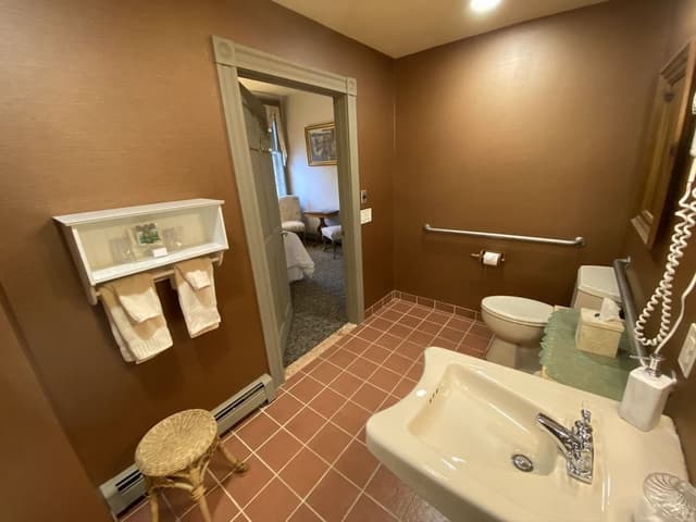 1 Queen Bed (Handicap Accessible)