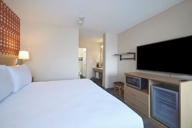 Standard Room, 1 King Bed