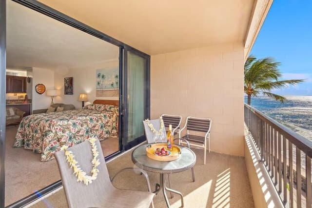 Junior Suite, 1 Queen Bed, Lanai, Oceanfront (Specific Unit May Vary)