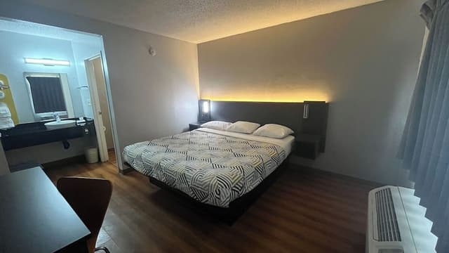 Standard Room, 1 King Bed, Accessible, Non Smoking