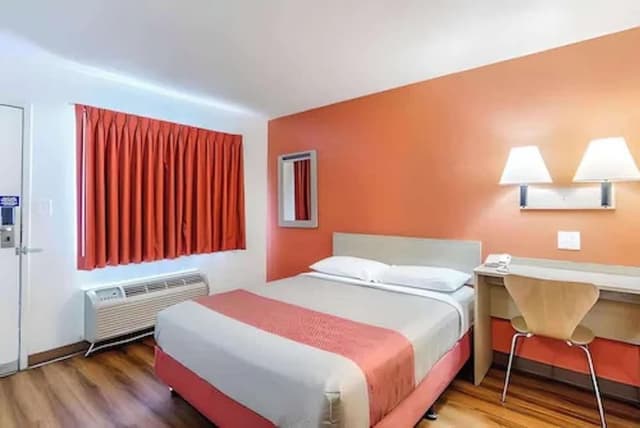 Standard Room, 1 King Bed, Accessible, Non Smoking
