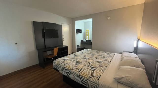 Standard Room, 1 King Bed, Accessible, Non Smoking