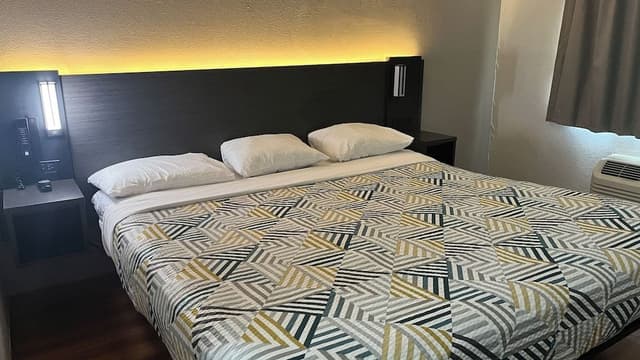 Standard Room, 1 King Bed, Accessible, Non Smoking