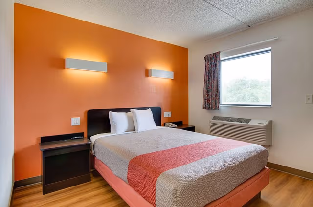Standard Room, 1 Queen Bed, Accessible, Non Smoking