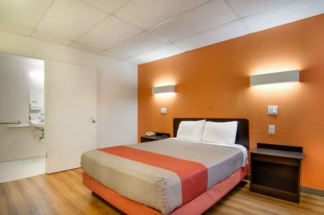 Standard Room, 1 Queen Bed, Accessible, Non Smoking