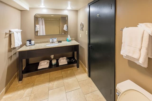 Standard Suite, 2 Bedrooms, City View, Corner