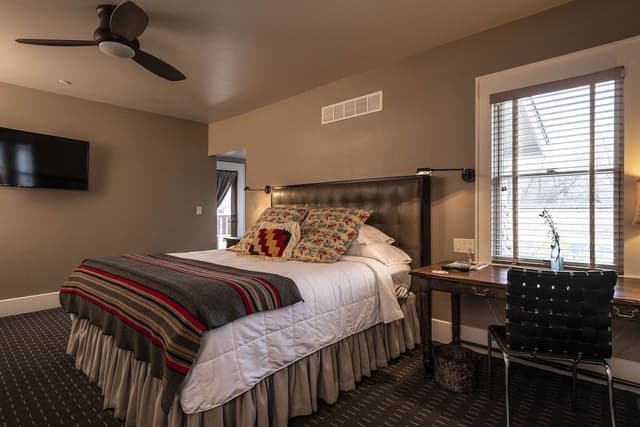 Family Room, 1 King Bed and 1 Twin Bed (Room 06)