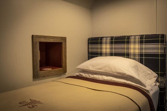 Family Room, 1 King Bed and 2 Twin Beds, River View (Room 05)