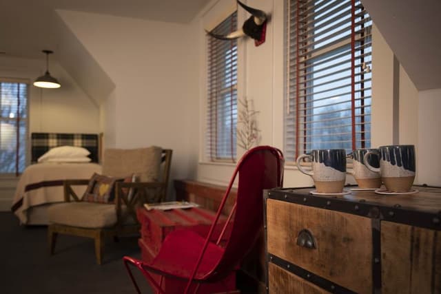 Family Room, 1 King Bed and 2 Twin Beds, River View (Room 05)