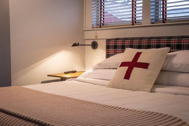 Family Room, 1 King Bed and 2 Twin Beds, River View (Room 05)