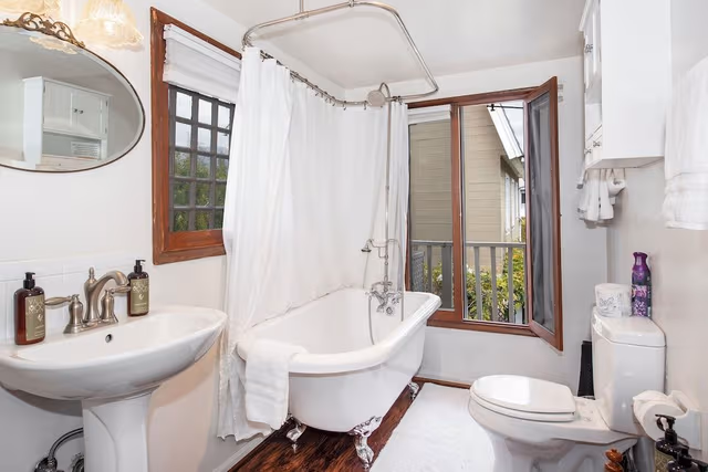 Room, 1 King Bed, Private Bathroom (Partridge Room)