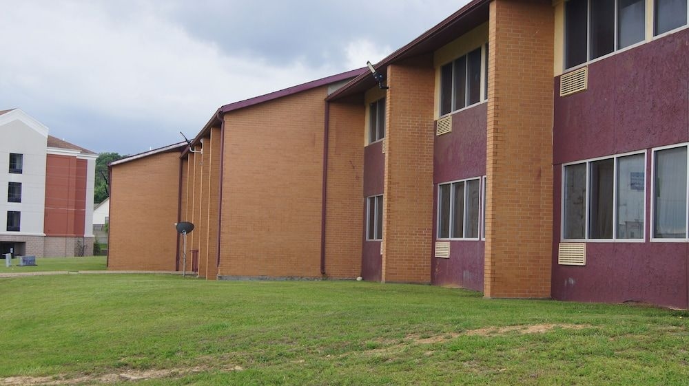 Holiday Lodge & Suites4