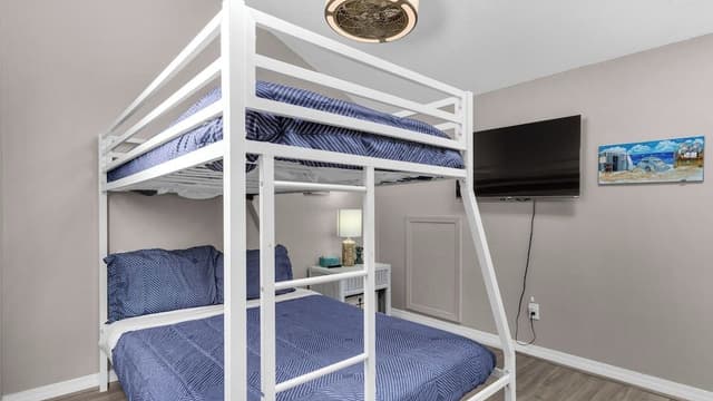 House, Multiple Beds, Balcony (St Thomas Square 109 - No Pets)