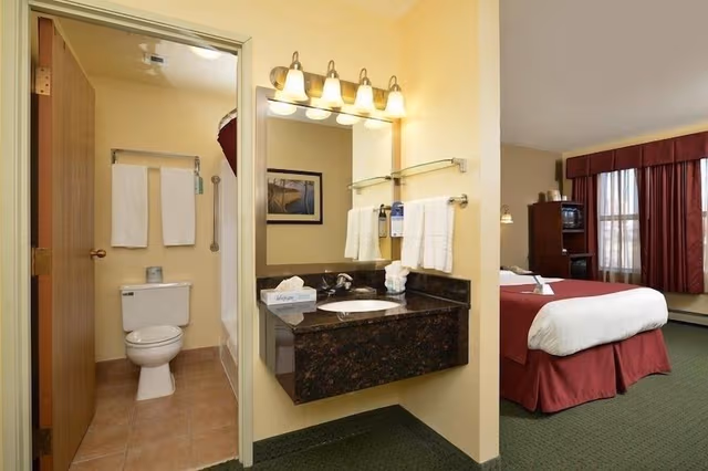 Suite, 1 Queen Bed, Kitchen, Lake View