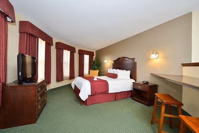 Suite, 1 Queen Bed, Kitchen, Lake View