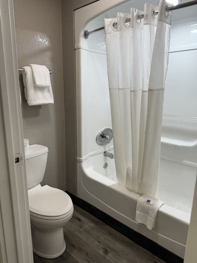 Standard Room, 1 Queen Bed, Non Smoking, Refrigerator