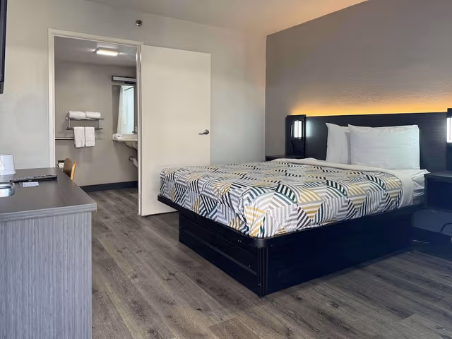 Standard Room, 1 Queen Bed, Accessible, Non Smoking