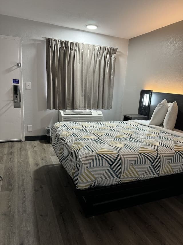 Standard Room, 1 Queen Bed, Accessible, Non Smoking