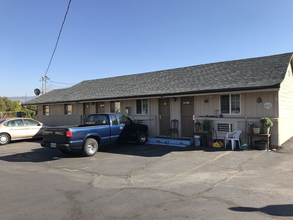 Plaza Motel3