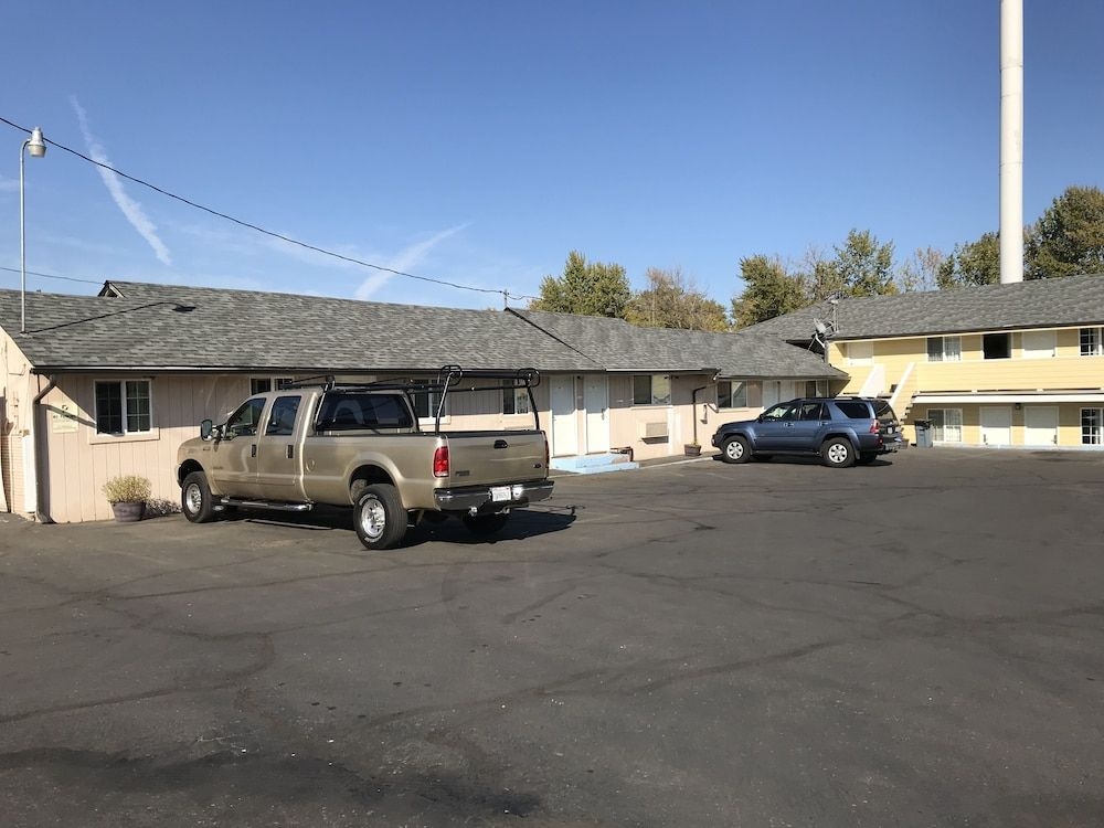 Plaza Motel1