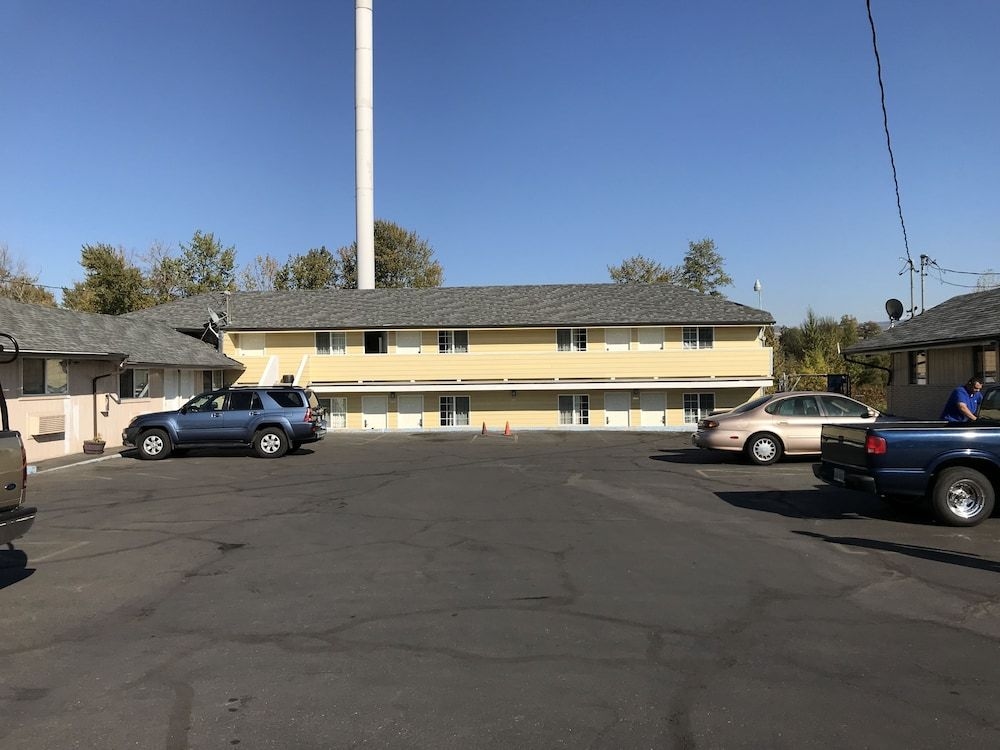 Plaza Motel0