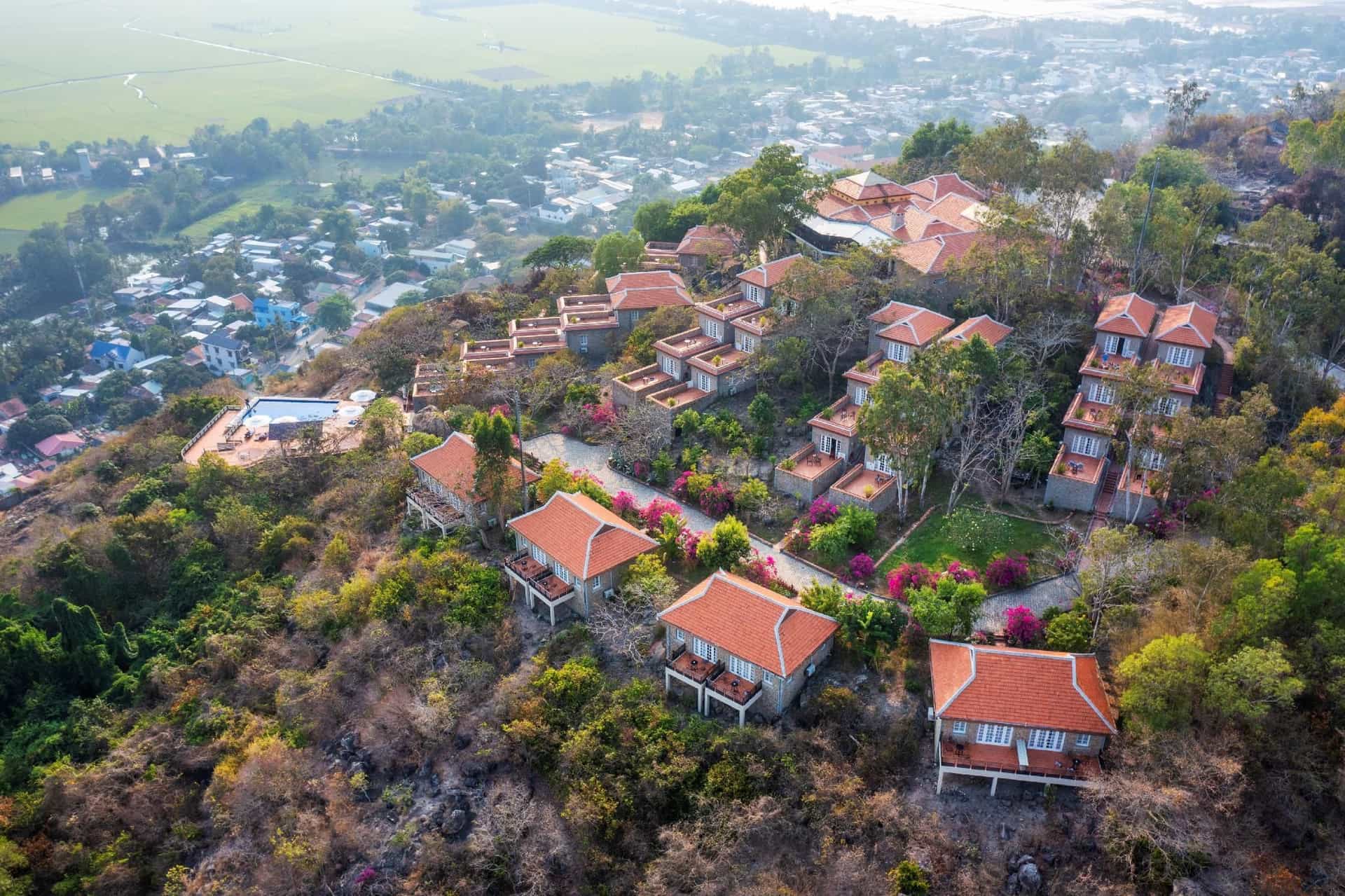 Victoria Nui Sam Lodge