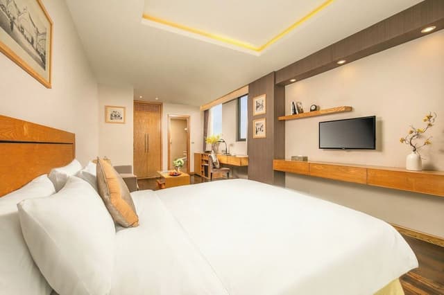 Executive Double Room, Bathtub, City View