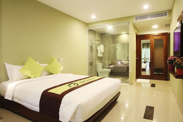 Senior Deluxe Room, Partial Ocean View